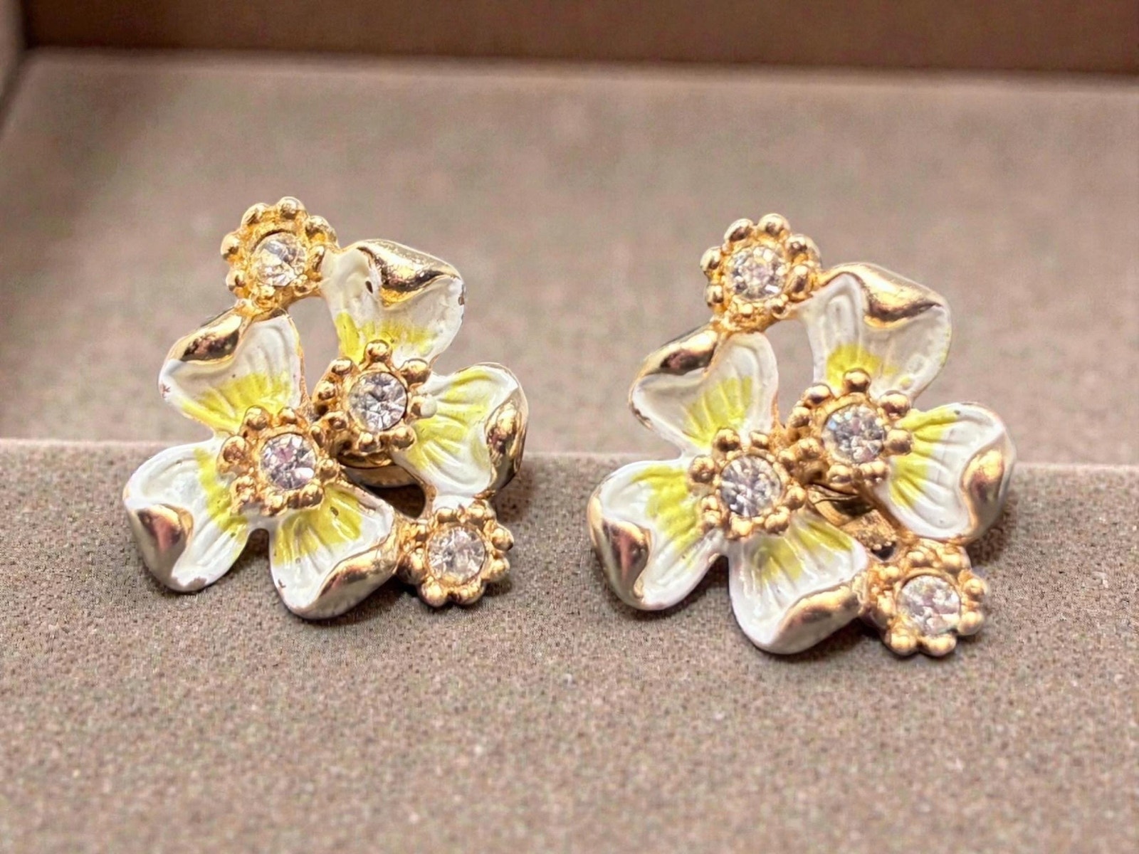 Vintage Kramer Gold Tone Enamel Flower Screw-Back Earrings Rhinestone Floral